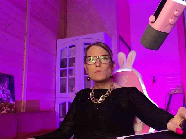 Findom_Lady_Shine webcam