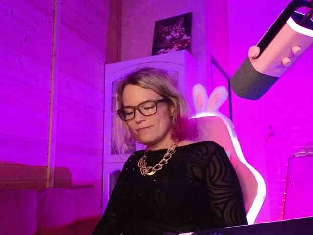 Findom_Lady_Shine webcam