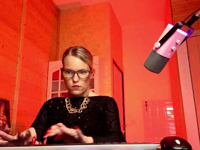 Findom_Lady_Shine webcam