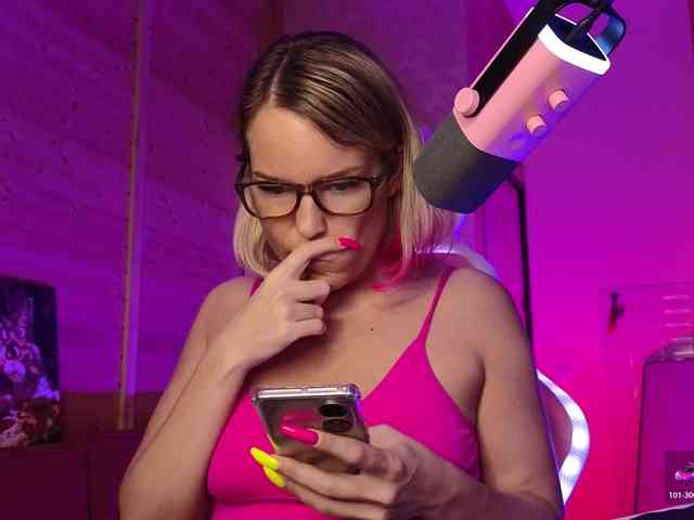 Findom_Lady_Shine webcam
