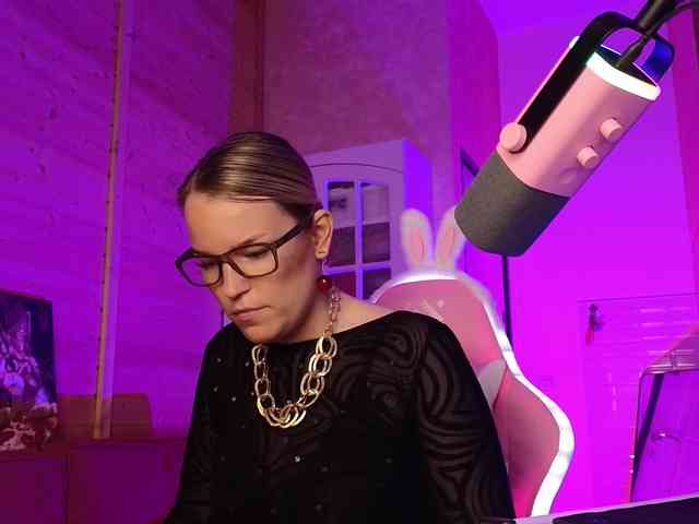 Findom_Lady_Shine webcam