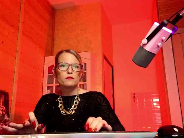 Findom_Lady_Shine webcam