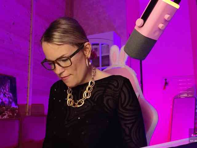 Findom_Lady_Shine webcam