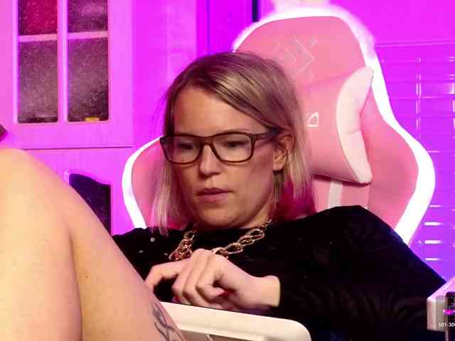 Findom_Lady_Shine webcam