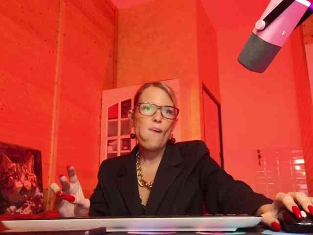 Findom_Lady_Shine webcam