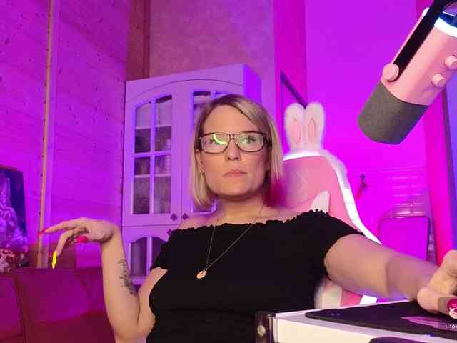 Findom_Lady_Shine webcam