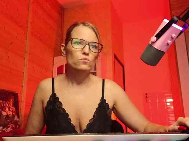 Findom_Lady_Shine webcam
