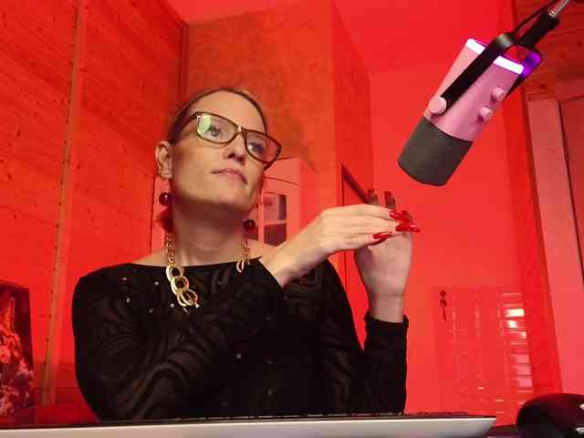 Findom_Lady_Shine webcam