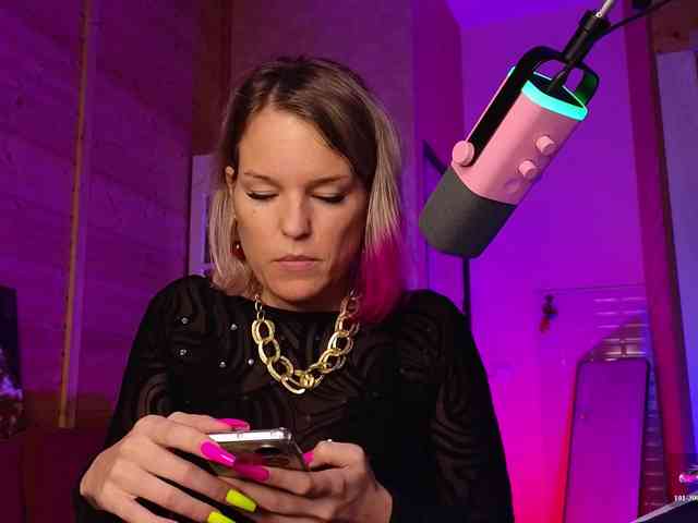 Findom_Lady_Shine webcam