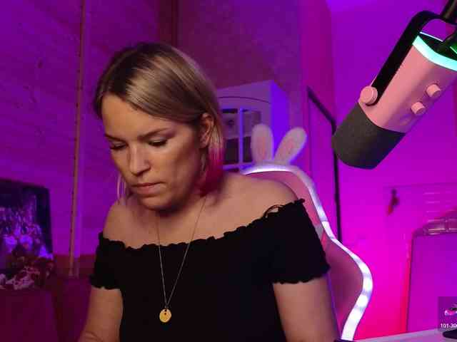Findom_Lady_Shine webcam