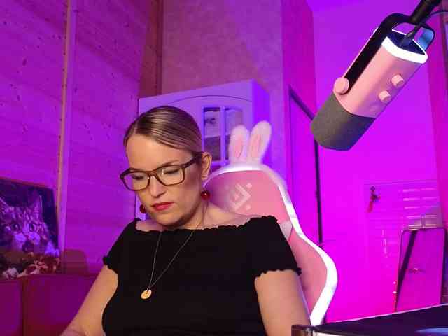 Findom_Lady_Shine webcam
