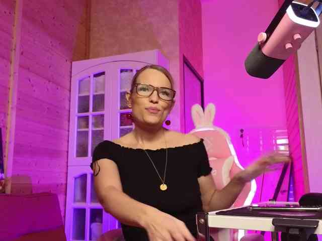 Findom_Lady_Shine webcam
