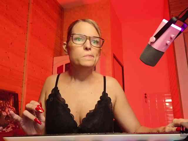 Findom_Lady_Shine webcam