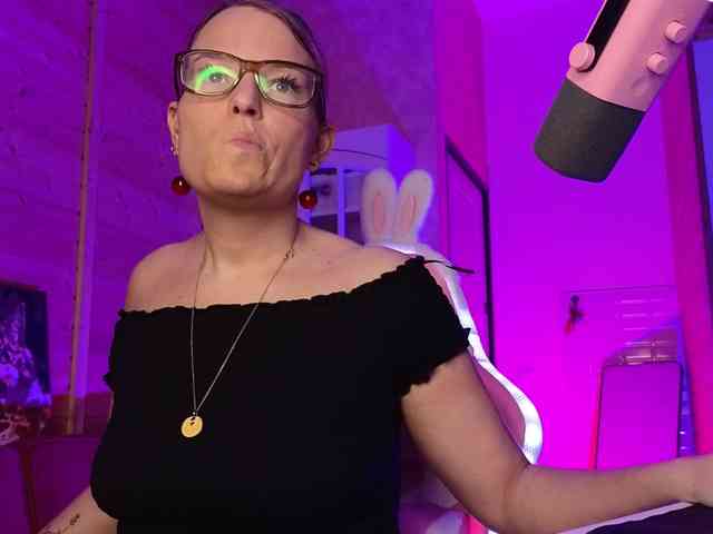 Findom_Lady_Shine webcam