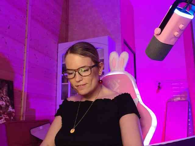 Findom_Lady_Shine webcam