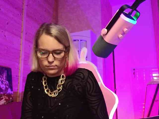 Findom_Lady_Shine webcam
