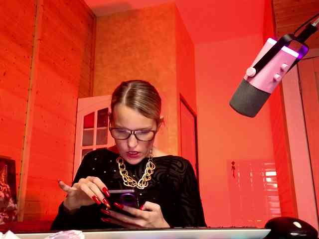 Findom_Lady_Shine webcam