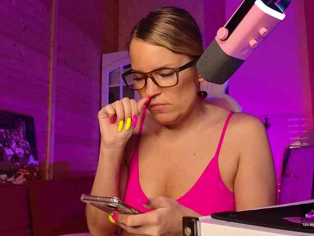 Findom_Lady_Shine webcam