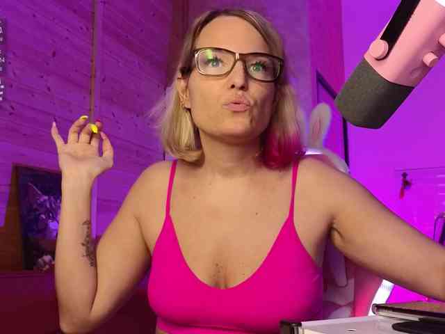 sweeteve050 Live Webcam on BongaCams