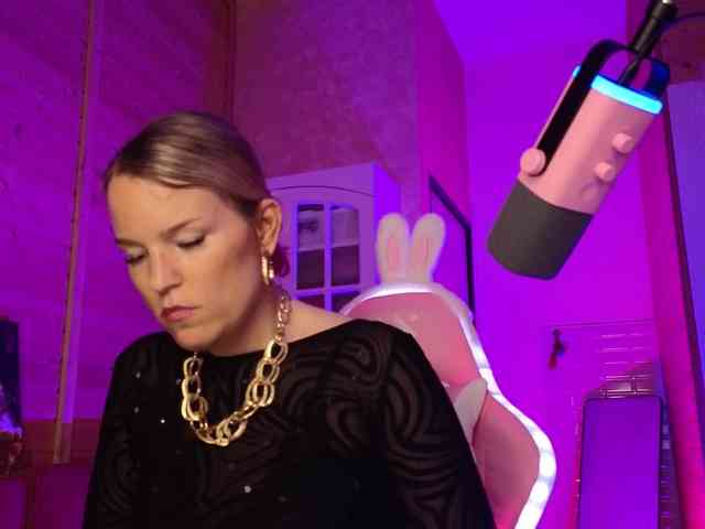 Findom_Lady_Shine webcam