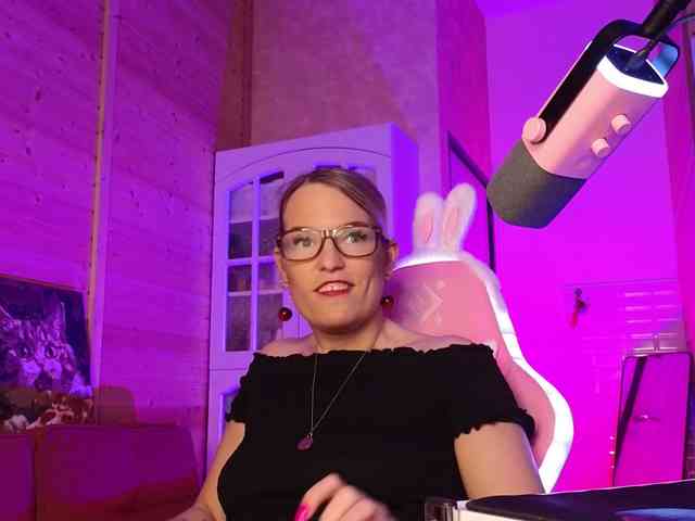 Findom_Lady_Shine webcam