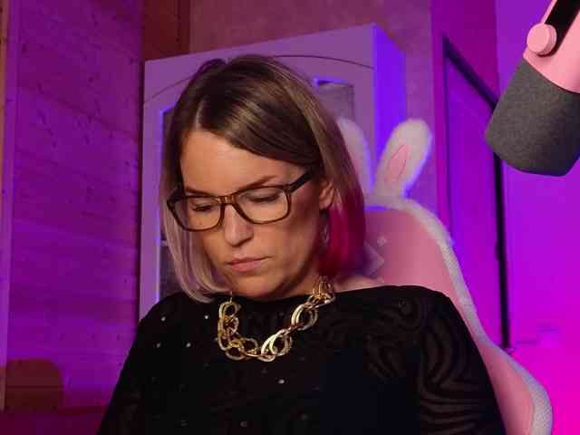Findom_Lady_Shine webcam
