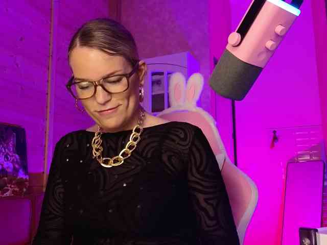 Findom_Lady_Shine webcam
