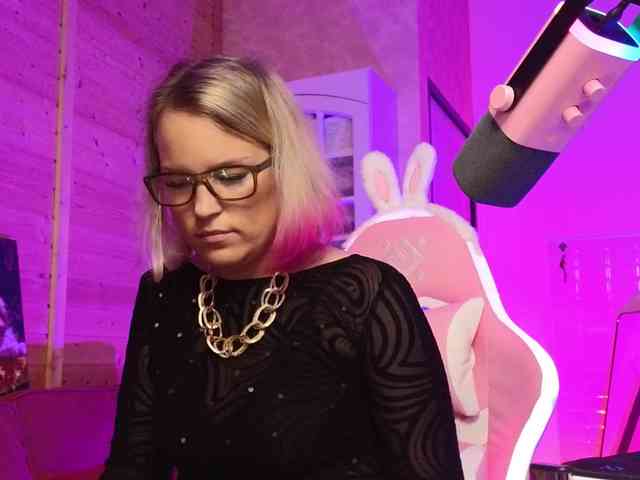 Findom_Lady_Shine webcam
