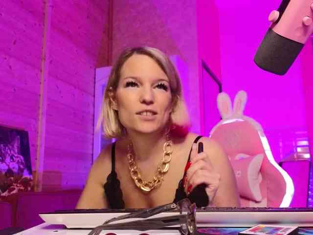 Findom_Lady_Shine webcam