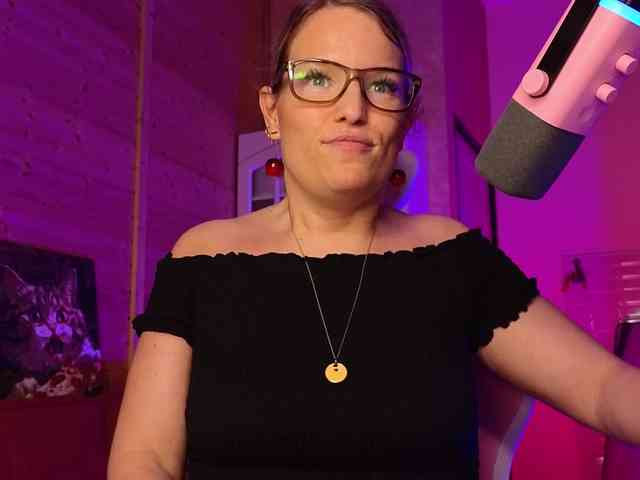 Findom_Lady_Shine webcam