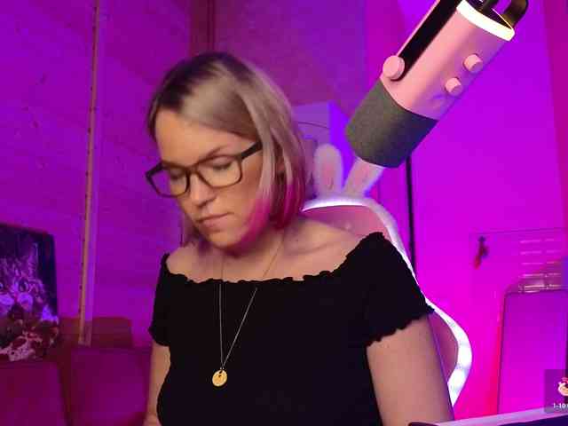 Findom_Lady_Shine webcam