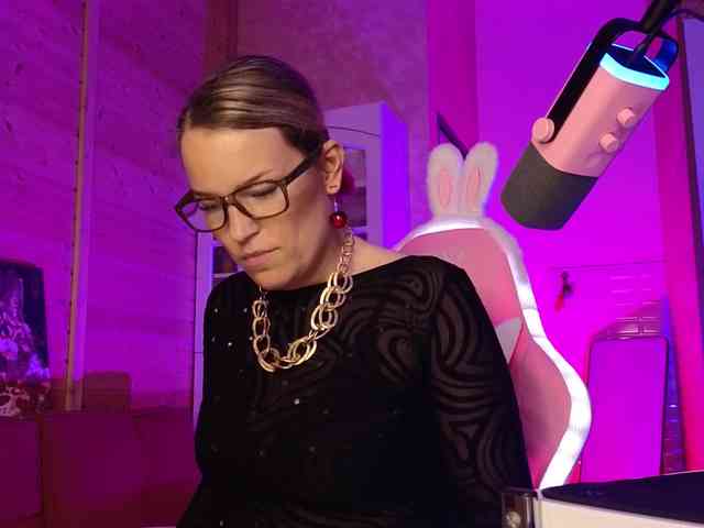 Findom_Lady_Shine webcam