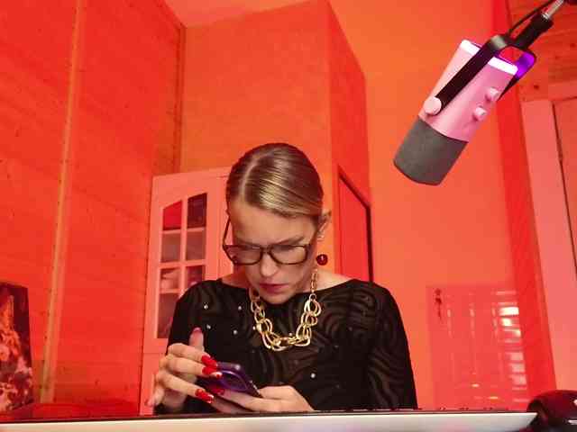 Findom_Lady_Shine webcam