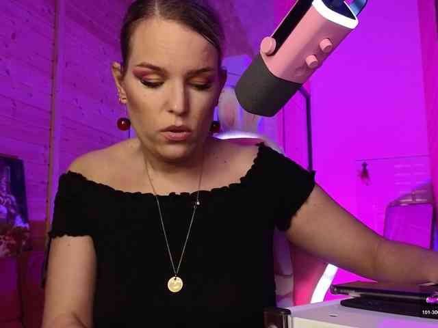 Findom_Lady_Shine webcam