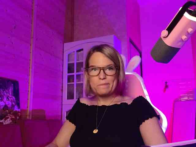 Findom_Lady_Shine webcam