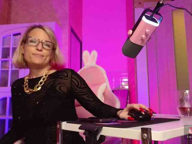 Findom_Lady_Shine webcam