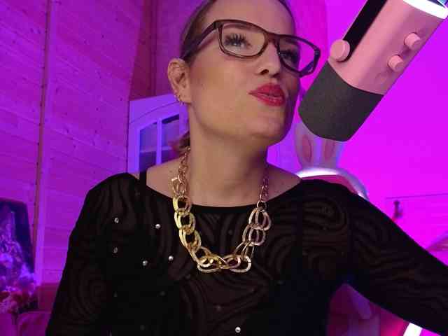 Findom_Lady_Shine webcam