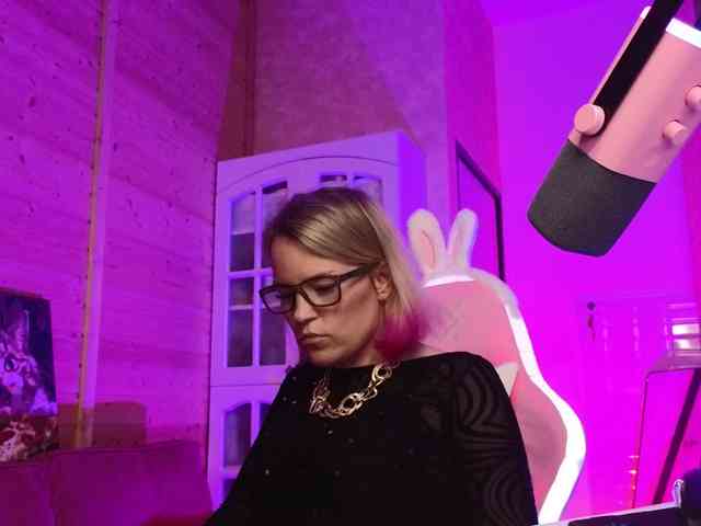 Findom_Lady_Shine webcam