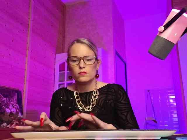 Findom_Lady_Shine webcam