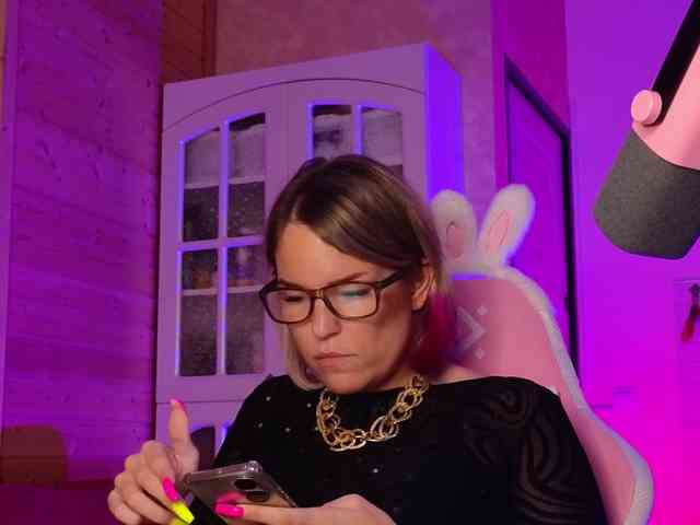 Findom_Lady_Shine webcam