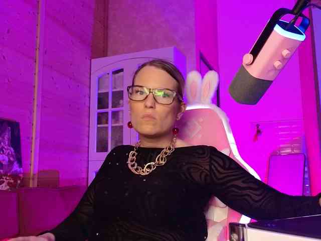 Findom_Lady_Shine webcam
