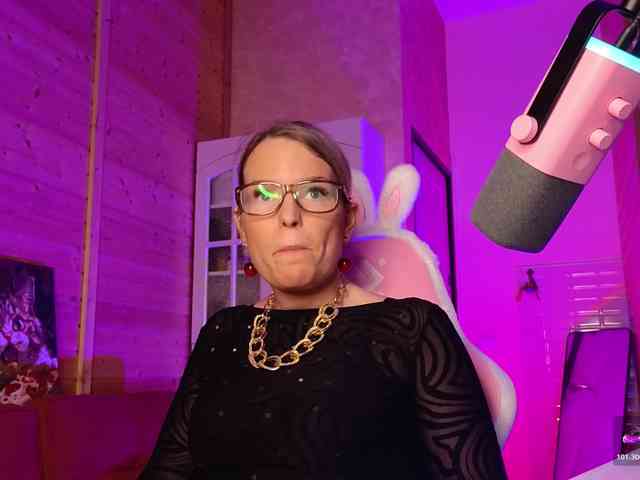 Findom_Lady_Shine webcam