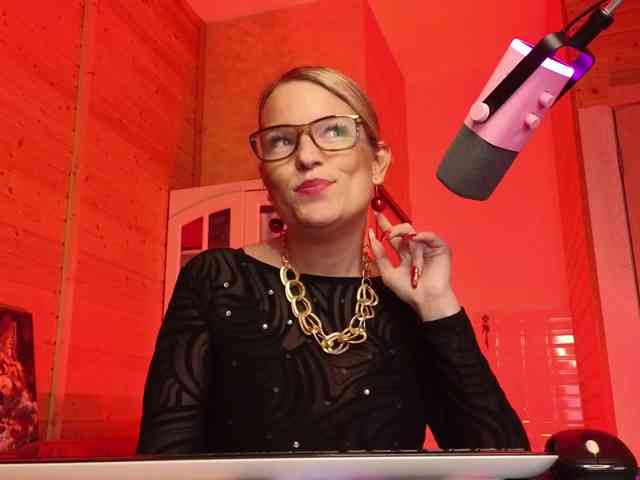 Findom_Lady_Shine webcam