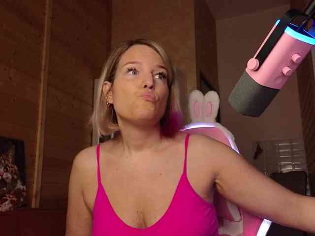 Findom_Lady_Shine webcam