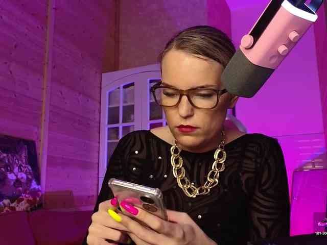 Findom_Lady_Shine webcam