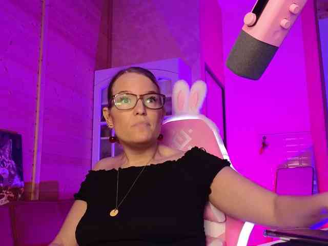Findom_Lady_Shine webcam