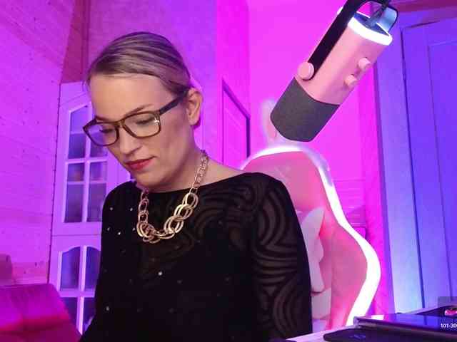 Findom_Lady_Shine webcam