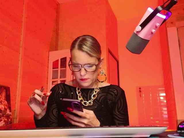 Findom_Lady_Shine webcam