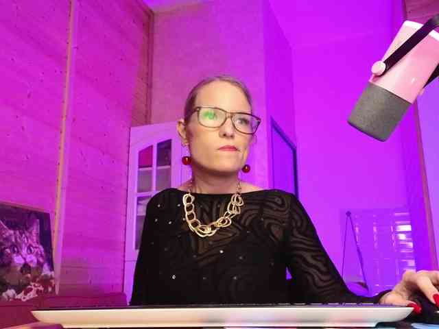 Findom_Lady_Shine webcam