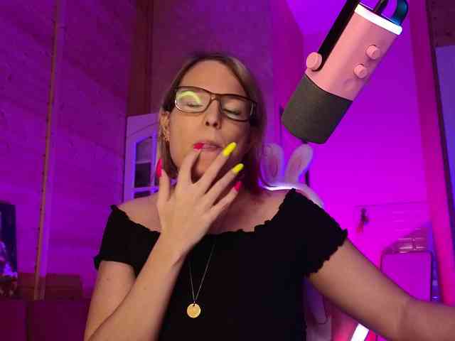 Findom_Lady_Shine webcam